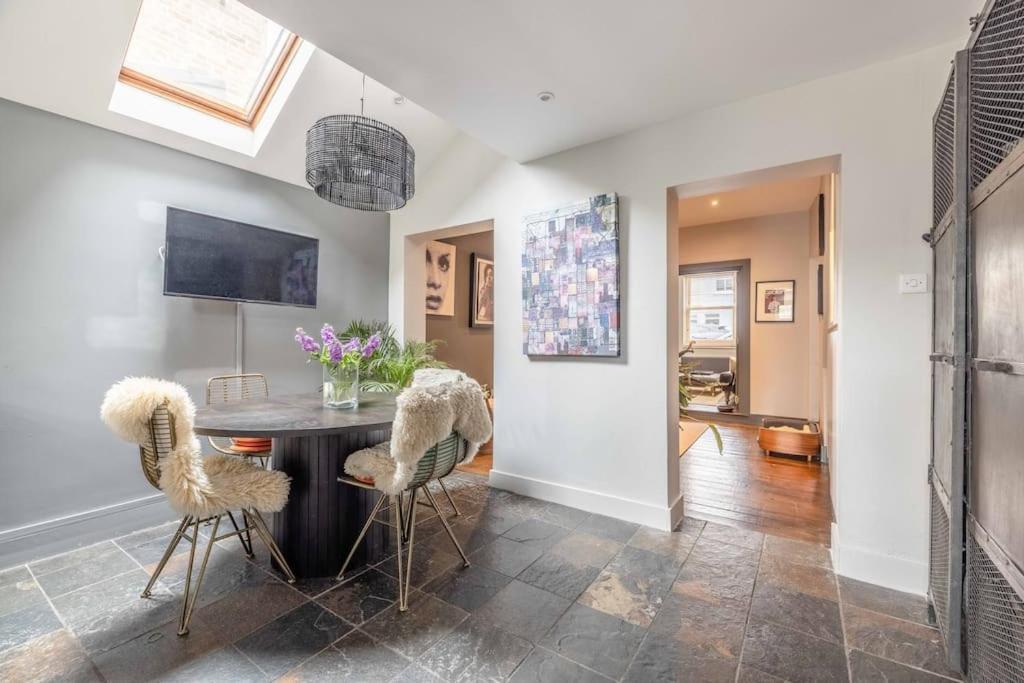 Stylish 2-Bed House With Office And Private Garden Windsor Exterior foto