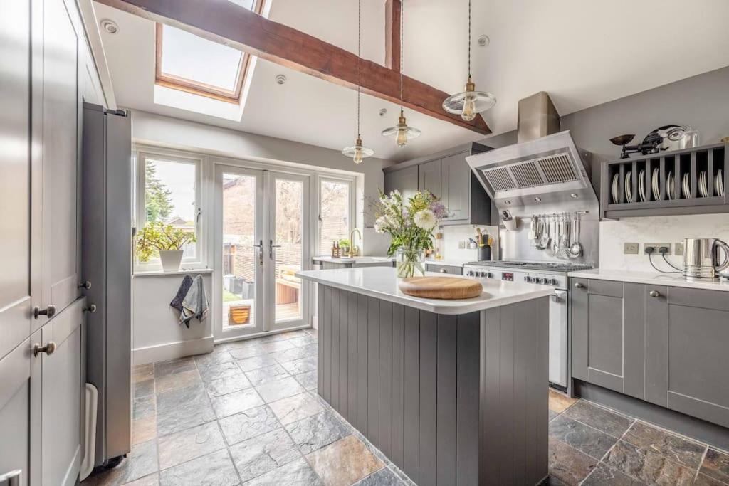 Stylish 2-Bed House With Office And Private Garden Windsor Exterior foto